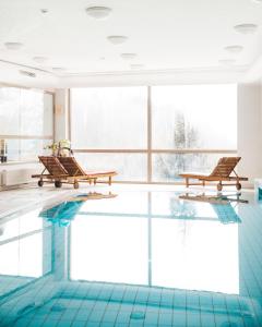 布莱德特里格拉夫酒店的一座带两个长椅的游泳池