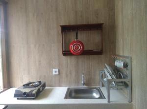 希德门安邦旅馆的厨房配有水槽和微波炉