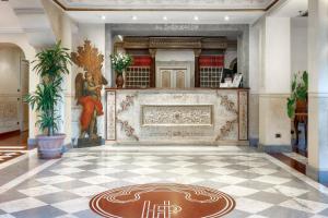 罗马圣皮欧别墅酒店的一间大客房,铺有瓷砖地板,设有壁炉。