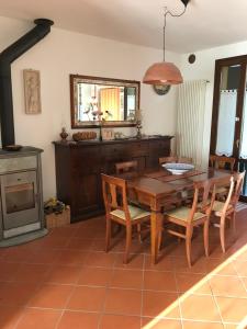 塔武利亚Casa Riccardo的一间带桌椅和壁炉的用餐室