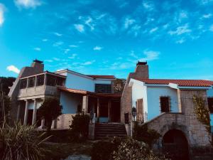 La CañizaFinca Briabí的蓝色天空的房屋