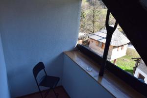 SeleTourist farm Samec的客房设有带椅子和桌子的窗户。