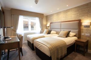 威廉堡克鲁亚川酒店的酒店客房配有两张床和一张书桌
