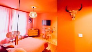 科尔马Amety的卧室配有一张带鹿头的墙壁床。