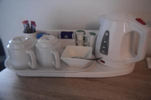多尔盖罗Borthwenbnb的盘子上的白茶壶和杯子