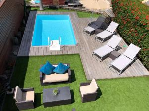 圣巴托洛梅Villa Golfers 6的享有带躺椅的游泳池和游泳池的顶部景致
