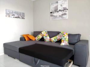 阿德耶Ocean View Apartment的客厅配有带枕头的沙发。