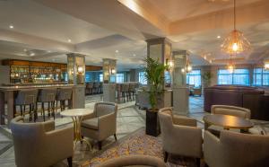 克劳道金纽兰克罗斯马尔丹酒店 的酒店大堂设有酒吧和桌椅