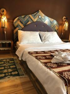 帕科坦Guest House Adriatica by Pinch的一间卧室配有一张大床和木制床头板
