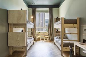 米兰卡萨贝斯青旅的小房间设有双层床和书桌