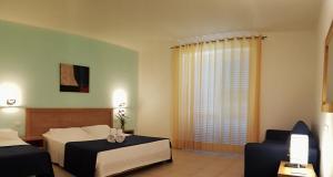 蓬塔布拉切托帕克德拉洛卡酒店的酒店客房设有两张床和窗户。