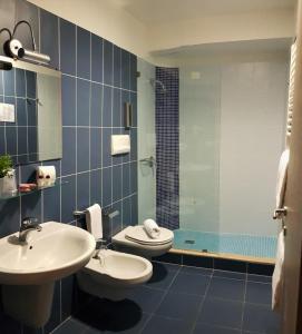 蓬塔布拉切托帕克德拉洛卡酒店的一间带水槽、卫生间和淋浴的浴室