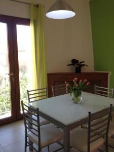 贡内萨Ampio appartamento Sulcis Iglesiente Sardegna的一张餐桌,上面有花瓶