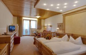 柯尼希斯湖畔舍瑙伯格马特酒店的酒店客房设有两张床和电视。