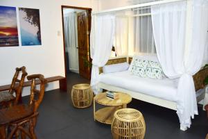 长滩岛8 Colors Penthouse Boracay Beach House Resort by Cocotel的客厅配有白色沙发和2张桌子
