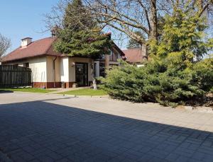 CzarlinRestauracja Zajazd Trefl的房屋前有砖砌车道的房子
