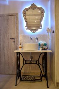 科孚镇Suite 16的浴室设有水槽和墙上的镜子