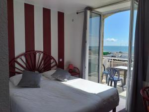 卡纳克罗切酒店的一间卧室设有一张床和一个海景阳台