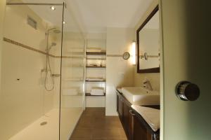 圣吉尔根Hotel & Gasthof Fürberg的带淋浴、盥洗盆和镜子的浴室