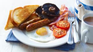 锡厄姆The Seaton Lane Inn - The Inn Collection Group的包括鸡蛋培根西红柿和烤面包的早餐食品