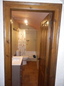 佩拉托拉达Casa Peratallada的浴室配有卫生间、盥洗盆和浴缸。