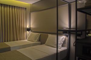 大坎皮纳Slaviero Campina Grande的酒店客房带两张床和一个架子