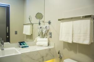 大坎皮纳Slaviero Campina Grande的浴室配有盥洗盆、镜子和毛巾