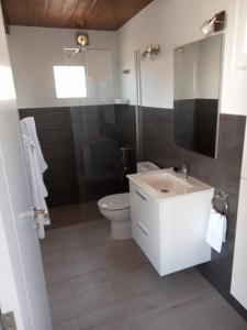 埃尔帕索Ático Los Lomos的浴室配有白色水槽和卫生间。