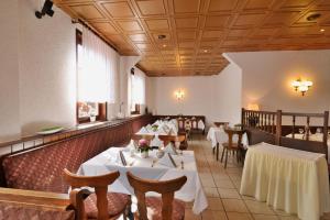 IchtershausenLandgasthof & Hotel KRONE Eischleben的一间设有白色桌椅的用餐室