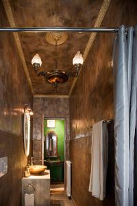 瓦雷泽奥兹共和国客房旅馆的一间带水槽和镜子的浴室