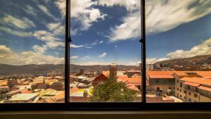 波托西克罗索波托西酒店的从窗户可欣赏到城市美景