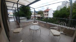 萨尔塔La Quinta Residencia的阳台的天井配有桌椅