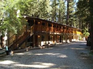 大熊湖Goldmine Lodge的一座带门廊和阳台的大型建筑