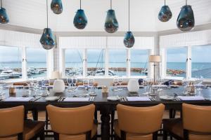 尼尔森湾安克雷奇斯蒂芬斯港酒店的一间带桌椅和窗户的用餐室