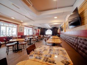 PARTY HOSTEL - The Canmore Hotel Hostel餐厅或其他用餐的地方