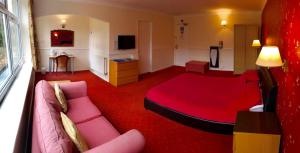 布雷得佛海菲尔德酒店的一间客房内配有床和沙发的房间