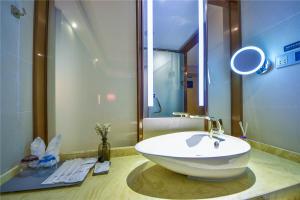 大理麗枫酒店大理洱海公园店的一个带大白色水槽的柜台浴室