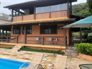 尼泰罗伊Itaipu Beach House的一座房子前面设有游泳池