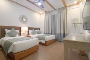 Binangonan黎刹雷鸟度假村 的酒店客房设有两张床和盥洗盆
