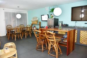 长滩岛8 Colors Penthouse Boracay Beach House Resort by Cocotel的厨房以及带桌椅的用餐室。