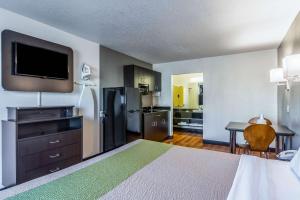 小石城Studio 6-Little Rock, AR - West的酒店客房带一张床和一个厨房