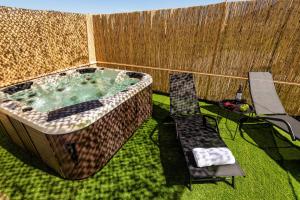 MármaraLouros Spa House的后院的热水浴池,配有长凳和椅子
