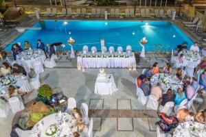 希俄斯希腊希俄斯城堡酒店的游泳池婚礼仪式的顶部景象