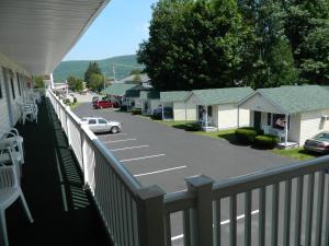 乔治湖传统汽车旅馆的阳台或露台