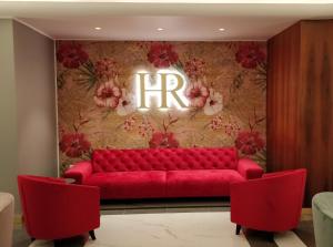 的里雅斯特罗马酒店的墙上有红色长沙发,上面写着字母