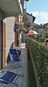 韦尔巴尼亚Residenza Silvana Apt Cielo and Apt Giardino on the ground floor with parking的庭院里摆放着一对椅子和一把遮阳伞