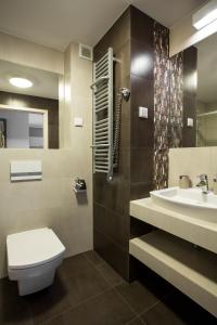 库瑞尼卡慕斯卡Hotel *** NAT Krynica Morska的一间带卫生间和水槽的浴室