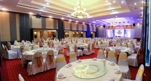 廊开阿萨湾酒店的一个带白色桌椅的大型宴会厅
