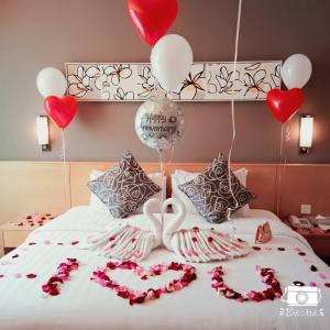 普特拉贾亚艾佛利普特拉贾亚酒店的一张有一堆红桃和气球的床