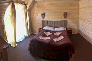沃罗赫塔Oksamit Resort的一间卧室配有一张床,上面有两条毛巾